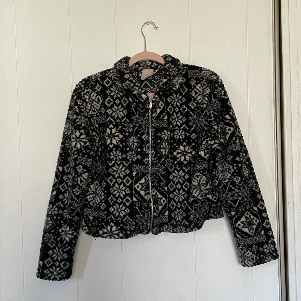 Fuzzy cropped vintage retro collared zippered jacket black and white snowflakes